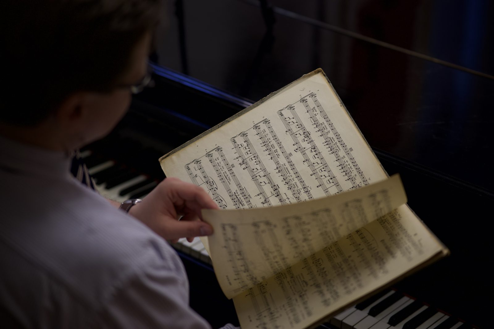 Nicolas Müller-Lorenz am Klavier mit Partitur